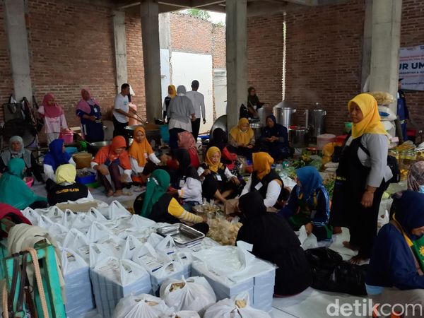 Penampakan Sibuknya Dapur Umum Muktamar Muhammadiyah di Solo