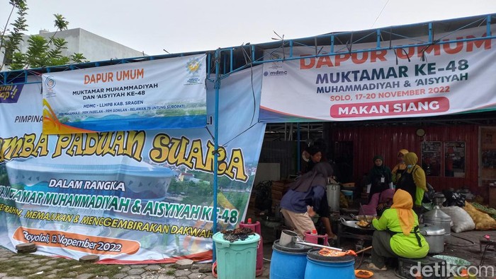 Suasana dapur umum Muktamar Muhammadiyah di Balai Desa Gonilan, Kelurahan Kartasura, Kabupaten Sukoharjo, Jumat (18/11/2022).
