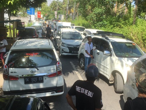 Suasana jalanan di Nusa Penida yang macet parah saat libur hari raya, beberapa waktu lalu. (Istimewa)