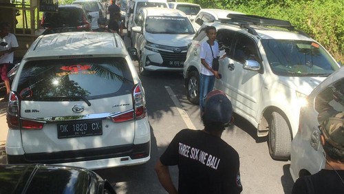 Suasana jalanan di Nusa Penida yang macet parah saat libur hari raya, beberapa waktu lalu. (Istimewa)