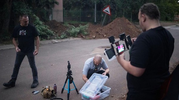 Anggota kelompok pemburu hantu, The Upsidedown, bersiap untuk menyelidiki aktivitas paranormal di dalam salah satu universitas terkemuka Afrika Selatan di Pretoria, Sabtu, (12/11/2022). The Upsidedown merupakan sebuah kelompok pemburu hantu di Afrika Selatan, yang terdiri dari lima pria dan dua wanita, serta seorang karyawan toko, seorang desainer dan juga bahkan seorang mantan tentara. Anggota kelompok pemburu hantu, The Upsidedown, bersiap untuk menyelidiki aktivitas paranormal di dalam salah satu universitas terkemuka Afrika Selatan di Pretoria, Sabtu, (12/11/2022). The Upsidedown merupakan sebuah kelompok pemburu hantu di Afrika Selatan, yang terdiri dari lima pria dan dua wanita, serta seorang karyawan toko, seorang desainer dan juga bahkan seorang mantan tentara.
