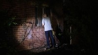 Rivas Bright mengetuk jendela pecah dari bangunan yang ditinggalkan saat menyelidiki aktivitas paranormal.  