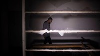 Rivas Bright mencari kemungkinan tanda-tanda aktivitas paranormal.