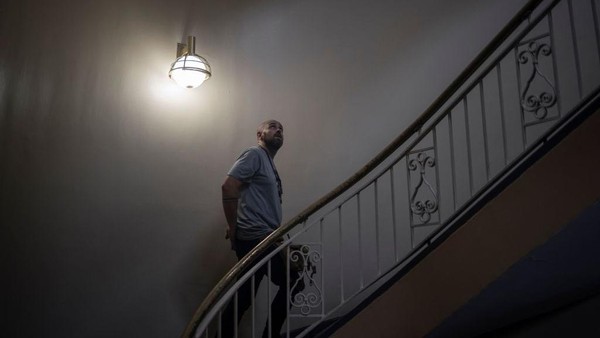 Rivas Bright (39) pendiri kelompok pemburu hantu, The Upsidedown, menjelajahi sebuah gedung di salah satu kampus terkemuka Afrika Selatan sambil mencari kemungkinan tanda-tanda aktivitas paranormal. Rivas Bright (39) pendiri kelompok pemburu hantu, The Upsidedown, menjelajahi sebuah gedung di salah satu kampus terkemuka Afrika Selatan sambil mencari kemungkinan tanda-tanda aktivitas paranormal.