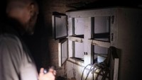 Rivas Bright melihat benda yang ditemuinya di gedung terbengkalai saat mencari tanda-tanda aktivitas paranormal.  