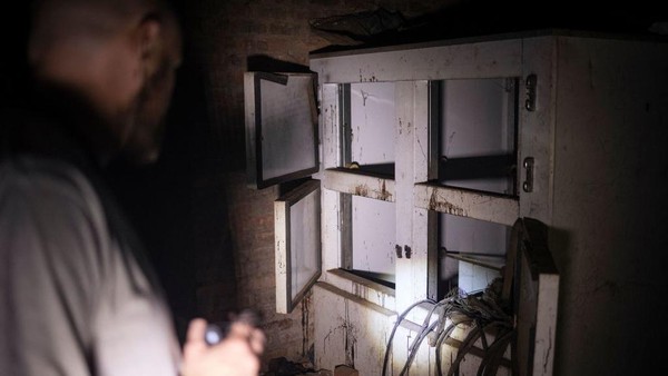 Rivas Bright melihat benda yang ditemuinya di gedung terbengkalai saat mencari tanda-tanda aktivitas paranormal.  