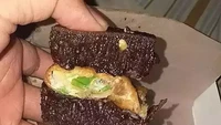 Tak ingin kehilangan kelezatan antara martabak manis dan telur, netizen ini lakukan aksi aneh. Potongan martabak telur diselipkan antara dua adonan martabak manis dan dilahap dalam satu suapan. Foto: 1cak.com