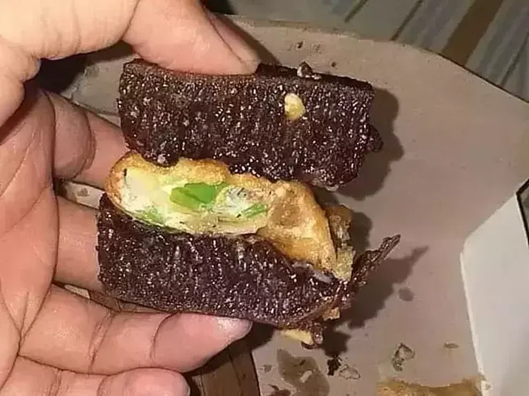 10 Netizen Ini Temukan Martabak dengan Topping Nyeleneh