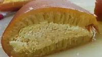 Kreasi makanan sultan yang tengah menggemparkan media sosial ternyata mempengaruhi pada kreasi martabak. Saking sultannya, topping martabak manis ini lebih tebal daripada adonannya. Foto: 1cak.com