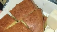 Berusaha memenuhi keinginan pelanggan, sepertinya pesanan martabak yang satu ini sangat memperingan pekerjaan penjual martabak. Topping keju yang diminta untuk terpisah, benar-benar datang dalam bentuk satu blok utuh. Foto: 1cak.com