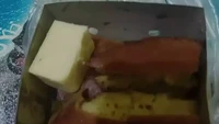 Anggota keluarganya yang memiliki selera berbeda membuat netizen ini harus memesan topping tambahan terpisah. Saat itu topping keju yang dipesan untuk dipisah, tetapi dirinya justru mendapat sebongkah keju mirip batu bata dalam kemasan martabaknya. Foto: 1cak.com
