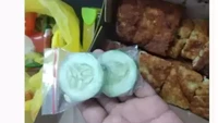 Martabak telur biasanya dilengkapi dengan kuah cocolan dan acar yang asam menyegarkan. Tetapi penjual martabak ini justru menambahkan potongan timun yang membuat makanannya menjadi tak nyambung. Foto: 1cak.com
