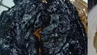 Akibat mengatur suhu kompor yang tidak tepat, penjual ini gagal menyajikan martabak yang sempurna. Hasilnya martabaknya justru gosong hingga hitam pekat. Foto: 1cak.com