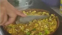 Seorang penjual martabak menerima pesanan paling aneh dari pelanggan. Kebingungan memilih martabak telur atau manis, akhirnya adonan martabak manis ini diberikan topping layaknya martabak telur. Foto: 1cak.com