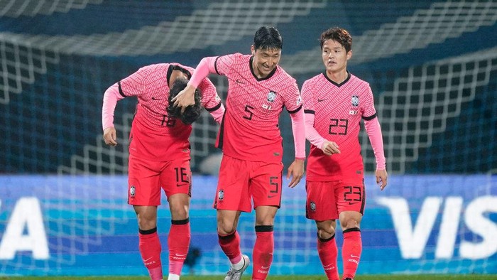 Wiener Neustadt, AUSTRIA - NOVEMBER 14: Uijo Hwang of South Korea celebrates with teammates after scoring his teams first goal during the international friendly match between Mexico and South Korea at Wiener Neustaedter Stadion on November 14, 2020 in Wiener Neustadt, Austria. (Photo by Christian Hofer/Getty Images)