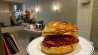 Begitu juga dengan Char Siu Bun (Rp 28.000), salah satu menu terbaru di sini. Burger ala oriental ini, diisi dengan daging charsiu ayam, yang menggunakan bumbu madu.  Foto: detikFood