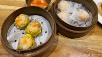 Di sini juga menjual beberapa jenis dimsum homemade. Seperti dimsum siomay (Rp 22.000) dan dimsum hakau (24.000), yang semuanya disajikan dalam klakat bambu hangat. Foto: detikFood