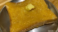 Ada menu Kaya Toast (Rp 18.000). Di sini alih-alih menggunakan roti tawar, di sini menggunakan roti sourdough homemade. Foto: detikFood