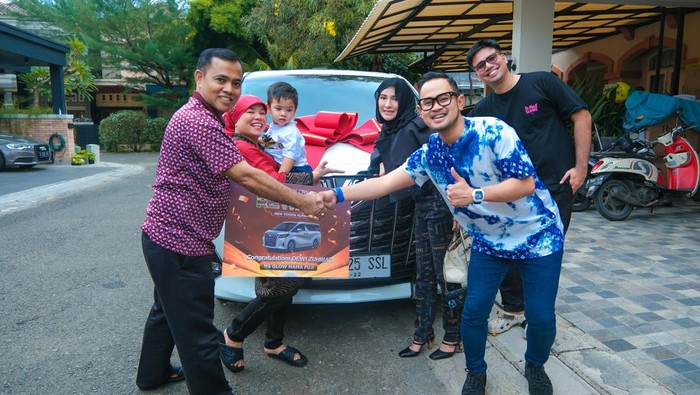 Toyota Alphard anyar warna putih itu diberikan oleh MS GLOW sebagai penghargaan atas pencapaian penjualan oleh Mama Fuji dalam 1 tahun terakhir. Toyota Alphard anyar warna putih itu diberikan oleh MS GLOW sebagai penghargaan atas pencapaian penjualan oleh Mama Fuji dalam 1 tahun terakhir.