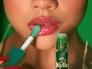 Kylie Jenner Rilis Lip Tint Hijau Rp 450 Ribu, Netizen: Mirip Lipstik Arab