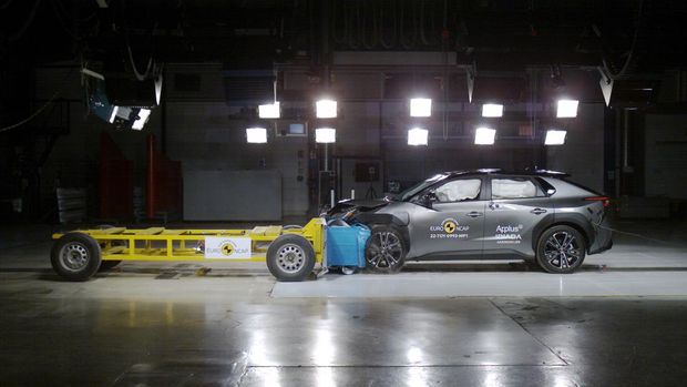 Uji tabrak Toyota bZ4X