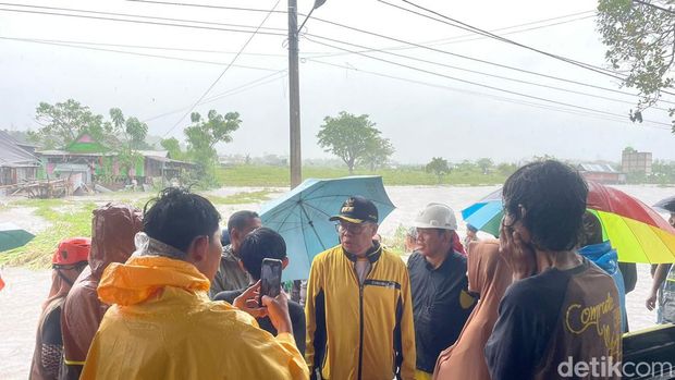 Wali Kota Parepare Taufan Pawe memantau titik banjir.