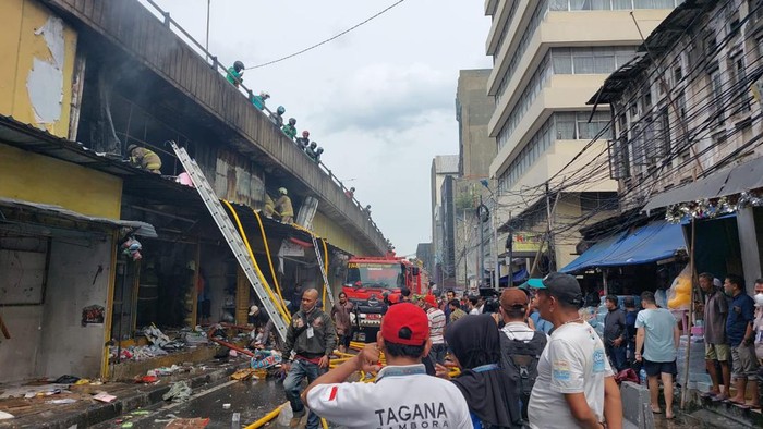 Warga Ramai Nonton Kebakaran Pasar pagi Asemka