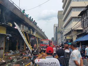 Warga hingga Pemotor Ramai-ramai Tonton Kebakaran Pasar Asemka dari Flyover