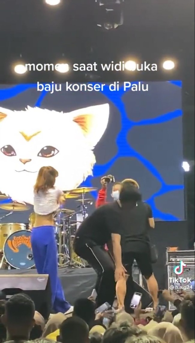 Aksi Widi yang menggemparkan publik itu terjadi saat dirinya tengah manggung di Palu, Sulawesi Tengah bersama Vierratale. Widi yang saat itu tengah mengenakan crop top berwarna putih dan celana panjang berwarna biru terang tiba-tiba saja membuka kaosnya di atas panggung. Penonton yang menyaksikan aksi Widi itu pun langsung berteriak histeris. Foto: tiktok.com/h.a.g24