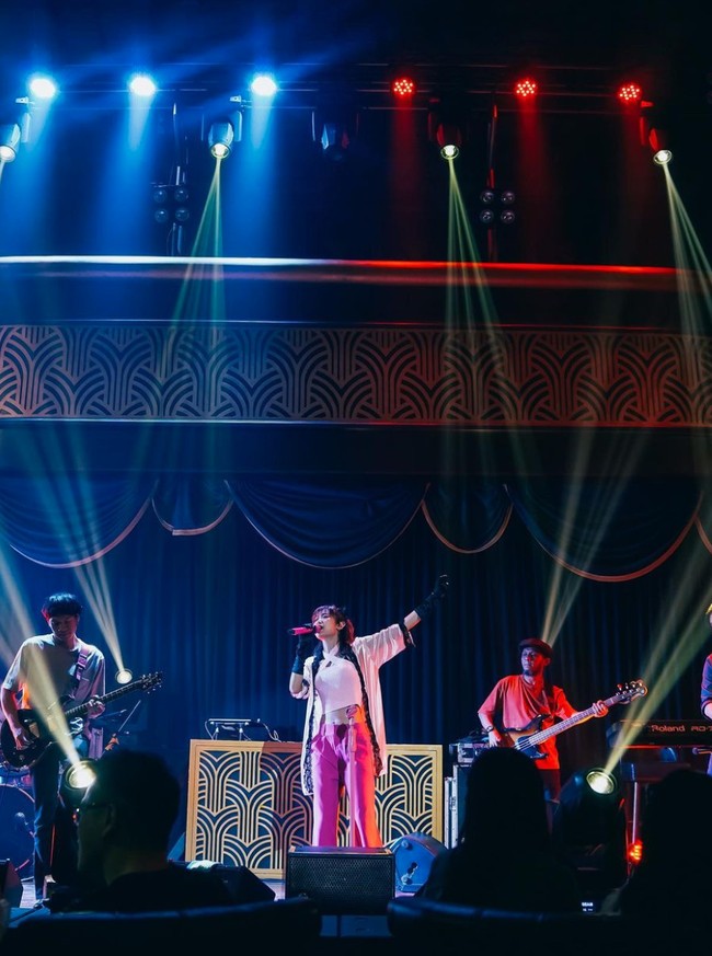 Saat manggung di Pekanbaru, Widi tampil serba pink. Ia memadukan celana panjang dan tanktop dengan luaran lingerie yang berwarna serba merah muda. Penampilannya itu kemudian dilengkapi dengan sepasang sarung tangan hitam dan bando berbentuk kuping kucing. Foto: Instagram/@widikidiwdkdw