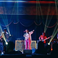 Saat manggung di Pekanbaru, Widi tampil serba pink. Ia memadukan celana panjang dan tanktop dengan luaran lingerie yang berwarna serba merah muda. Penampilannya itu kemudian dilengkapi dengan sepasang sarung tangan hitam dan bando berbentuk kuping kucing. Foto: Instagram/@widikidiwdkdw