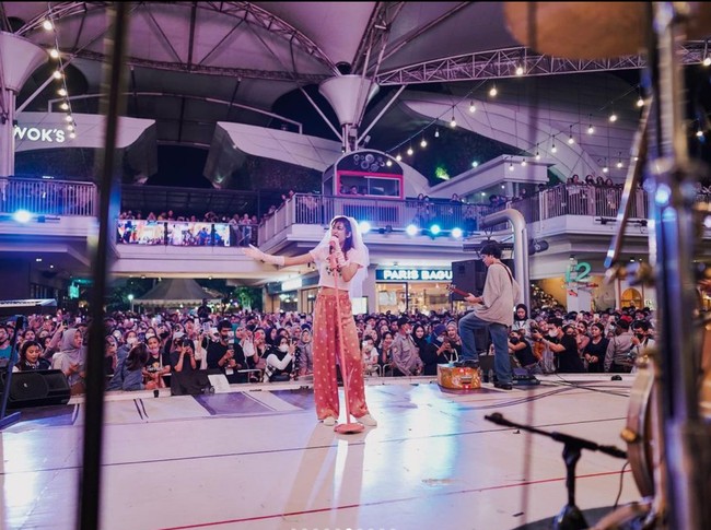 Selalu punya konsep berbeda dalam setiap gaya manggungnya, dalam foto ini Widi tampak mengenakan crop top bergambar Powerpuff Girls yang dipadukan dengan celana panjang yang mirip seperti celana tidur. Penampilannya itu kemudian dilengkapi dengan sepasang sarung tangan putih dan veil di kepalanya. Foto: Instagram/@widikidiwdkdw