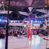 Selalu punya konsep berbeda dalam setiap gaya manggungnya, dalam foto ini Widi tampak mengenakan crop top bergambar Powerpuff Girls yang dipadukan dengan celana panjang yang mirip seperti celana tidur. Penampilannya itu kemudian dilengkapi dengan sepasang sarung tangan putih dan veil di kepalanya. Foto: Instagram/@widikidiwdkdw