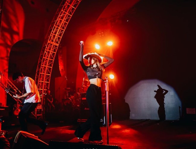 Kalau gayanya yang satu ini saat Widi manggung di Bandung. Ia tampil serba hitam mengenakan celana panjang dan crop top lengan panjang yang dipadukan dengan topi cowboy berwarna hitam. Foto: Instagram/@widikidiwdkdw
