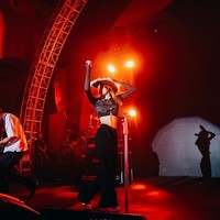 Kalau gayanya yang satu ini saat Widi manggung di Bandung. Ia tampil serba hitam mengenakan celana panjang dan crop top lengan panjang yang dipadukan dengan topi cowboy berwarna hitam. Foto: Instagram/@widikidiwdkdw