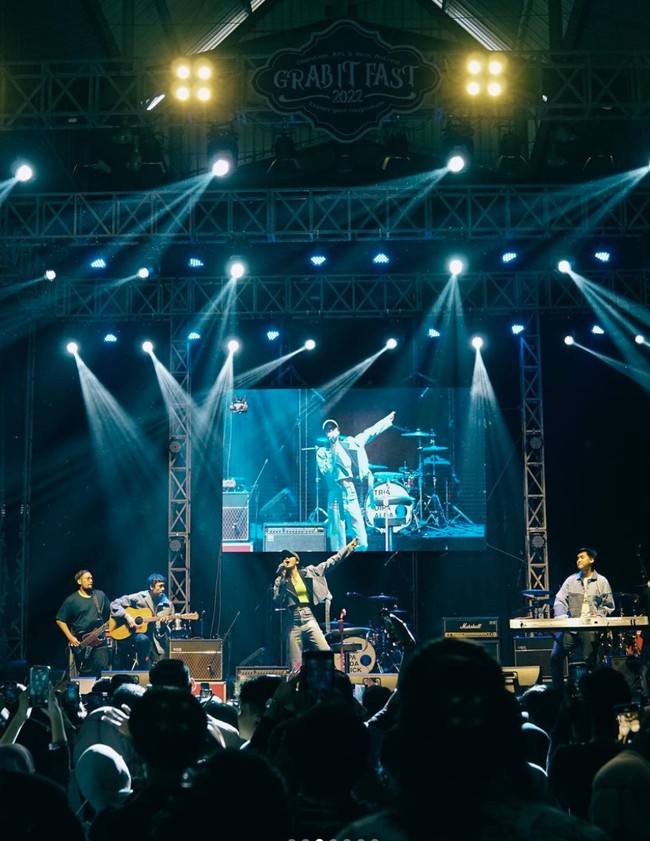 Namun ada kalanya Widi juga memilih untuk tampil simpel dengan mengenakan celana dan blazer crop top berwarna senada yang dipadukan dengan topi baseball. Penampilannya itu terlihat santai namun tetap mempesona. Foto: Instagram/@widikidiwdkdw