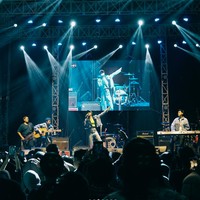 Namun ada kalanya Widi juga memilih untuk tampil simpel dengan mengenakan celana dan blazer crop top berwarna senada yang dipadukan dengan topi baseball. Penampilannya itu terlihat santai namun tetap mempesona. Foto: Instagram/@widikidiwdkdw