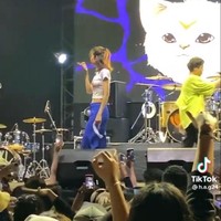 Widi vokalis grup band Vierratale belakangan memang tengah ramai disorot karena aksi panggungnya. Nekat buka baju saat sedang konser di hadapan para penonton yang hadir, Widi akhirnya sampai dilaporkan ke polisi. Widi dituding telah melakukan aksi pornografi. Foto: tiktok.com/h.a.g24