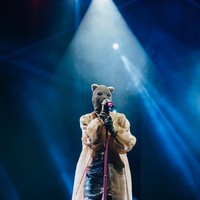 Dalam foto ini Widi tampak memadukan busana yang dikenakannya dengan penutup kepala yang hampir menutupi seluruh wajahnya. Penutup kepala tersebut hanya dibolongi bagian mata dan mulutnya saja. Foto: Instagram/@widikidiwdkdw