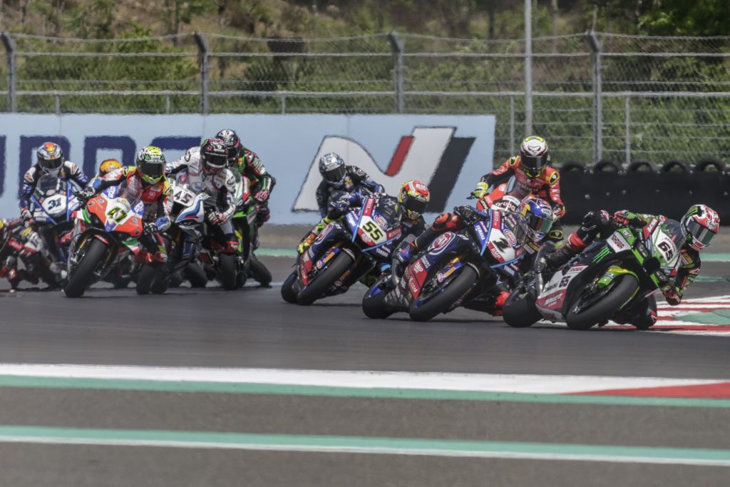 LOMBOK, INDONESIA - NOVEMBER 13: Superbike riders compete during Race 2 of Pirelli Indonesian Round - World Superbike Championship at Pertamina Mandalika International Circuit in Lombok, Indonesia on November 13, 2022. Toprak Razgatlioglu won the Race 2 of World Superbike Indonesia Round and Alvaro Bautista become the new world champion of World Superbike. (Photo by Johannes P. Christo/Anadolu Agency via Getty Images)