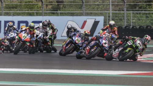 LOMBOK, INDONESIA - NOVEMBER 13: Superbike riders compete during Race 2 of Pirelli Indonesian Round - World Superbike Championship at Pertamina Mandalika International Circuit in Lombok, Indonesia on November 13, 2022. Toprak Razgatlioglu won the Race 2 of World Superbike Indonesia Round and Alvaro Bautista become the new world champion of World Superbike. (Photo by Johannes P. Christo/Anadolu Agency via Getty Images)