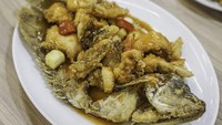 Menu gurame ala restoran ini bisa dibikin sendiri di rumah. Bumbunya asam pedas yang bikin ketagihan. Bahan dan cara membuatnya bisa dilihat di sini.
