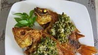 Garing dan renyahnya ikan nila goreng semakin nikmat dipadukan dengan bumbu cabe ijo. Campuran jeruk nipis dan daun jeruk purut membuat aromanya juga semakin nikmat. Lihat resep lengkapnya di sini. Foto: detikfood