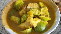 Kalau mau yang berkuah segar, coba bikin ikan nila kuah kuning. Bumbu utamanya, bawang, cabe, kemiri, kunyit, hingga jahe. Ikuti cara membuatnya di sini. Foto: iStock