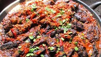 Ikan lele juga jadi ikan air tawar favorit orang Indonesia. Kalau bosan lele goreng, coba bikin mangut lele yang gurih pedas ini. Jodoh sempurna untuk nasi hangat! Ini bahan dan cara membuat mangut lele. Foto: detikfood