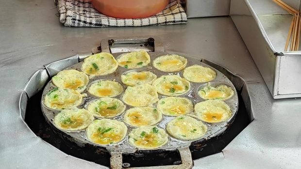 Adonan martabak mini yang dijual di Jalan Pulau Batanta, Kecamatan Denpasar Barat, tepatnya di depan Pura Dalem Tegeh Gumi, Desa Adat Denpasar.