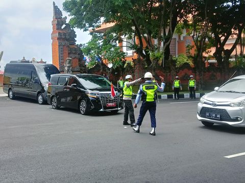 AKP Ni Luh Tiviasih, Kasat Lantas Polres Bandara I Gusti Ngurah Rai saat mengamankan tamu negara G20. Foto: Triwidiyanti