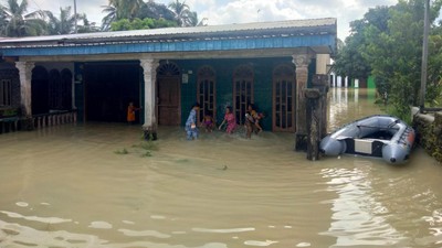 6 Potret Rumah Warga Batu Bara Terendam Banjir Akibat Tanggul Pecah