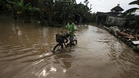 Intensitas curah hujan tinggi pada Jumat (18/11/2022) menyebabkan sungai yang berada di wilayah tersebut meluap dan membanjiri permukiman warga.