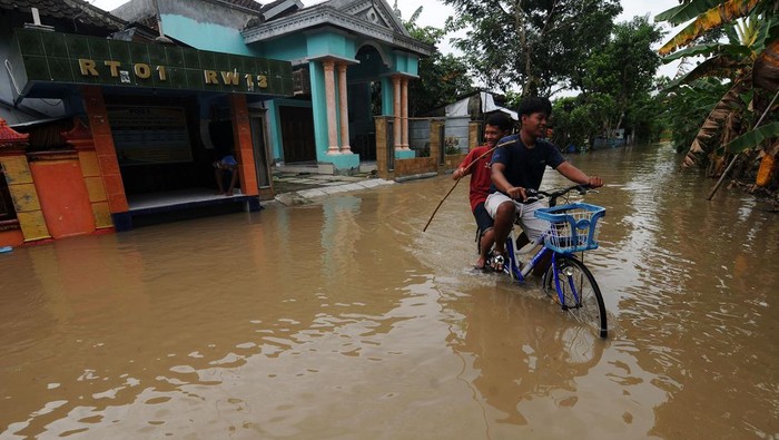 BANJIR DI KLATEN Sejumlah anak berkumpul di tengah banjir di Balak, Cawas, Klaten, Jawa Tengah, Sabtu (19/11/2022). Intensitas curah hujan tinggi pada Jumat (18/11/2022) menyebabkan sungai yang berada di wilayah tersebut meluap dan membanjiri permukiman warga. ANTARA FOTO/Aloysius Jarot Nugroho/rwa.